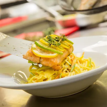 מלון Alte Post 4*